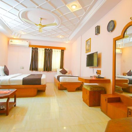 Hotel Upasana ラージコート エクステリア 写真