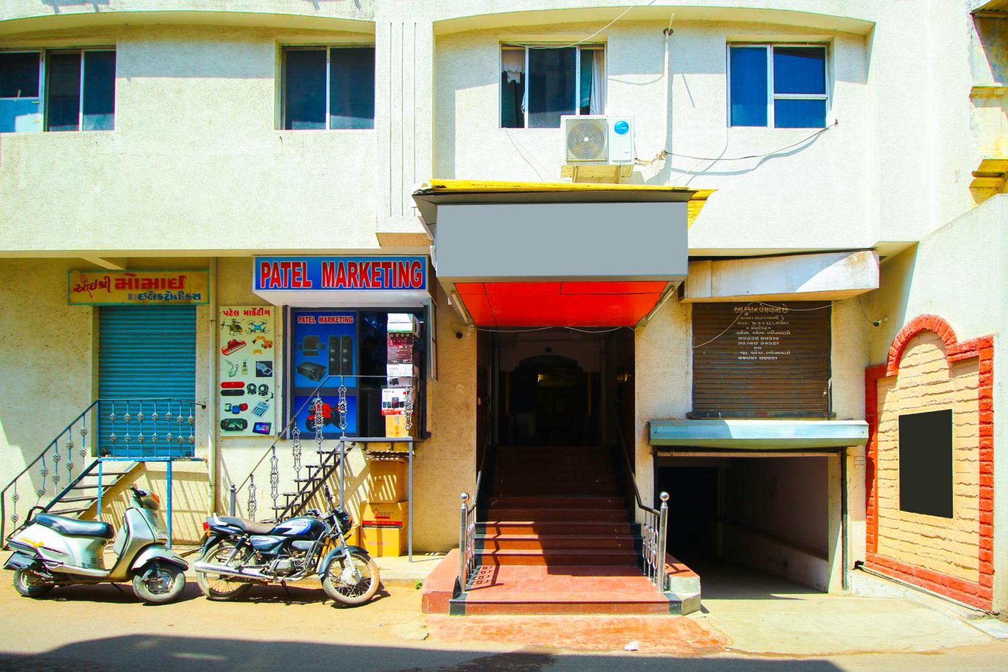 Hotel Upasana ラージコート エクステリア 写真